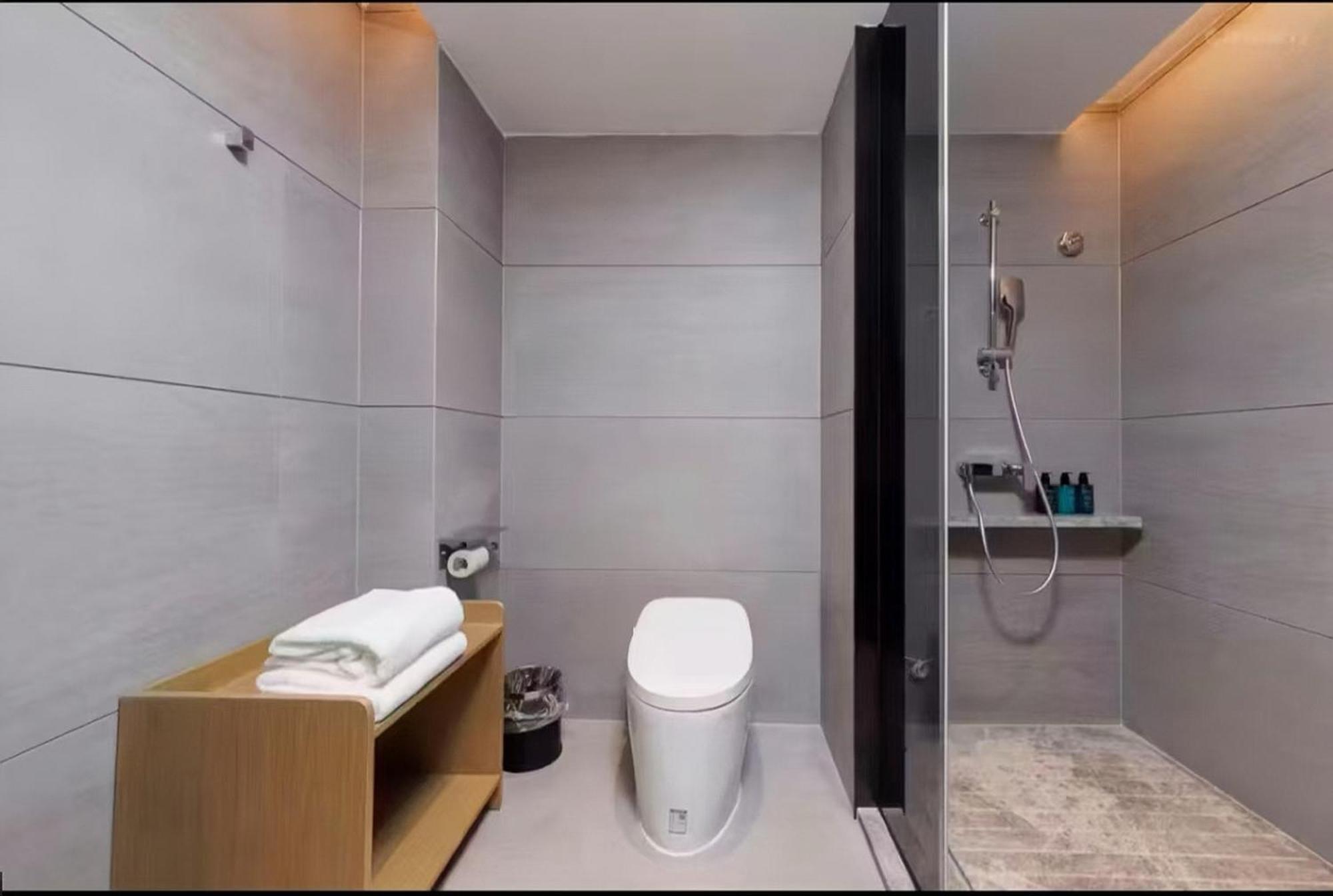 Mehood Lestie International Hotel Nancun Wanbo Metro Station Branch - Free Shuttle Bus To Canton Fair Complex During Canton Fair Period & Free Breakfast & Free Afternoon Tea & Free Midnight Snack & Free Vpn Internet Access Екстер'єр фото