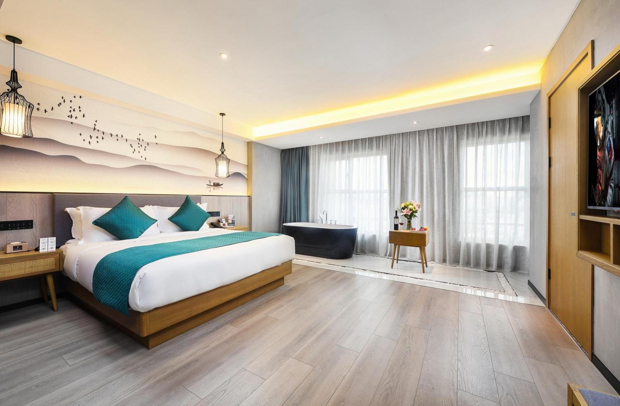 Mehood Lestie International Hotel Nancun Wanbo Metro Station Branch - Free Shuttle Bus To Canton Fair Complex During Canton Fair Period & Free Breakfast & Free Afternoon Tea & Free Midnight Snack & Free Vpn Internet Access Екстер'єр фото