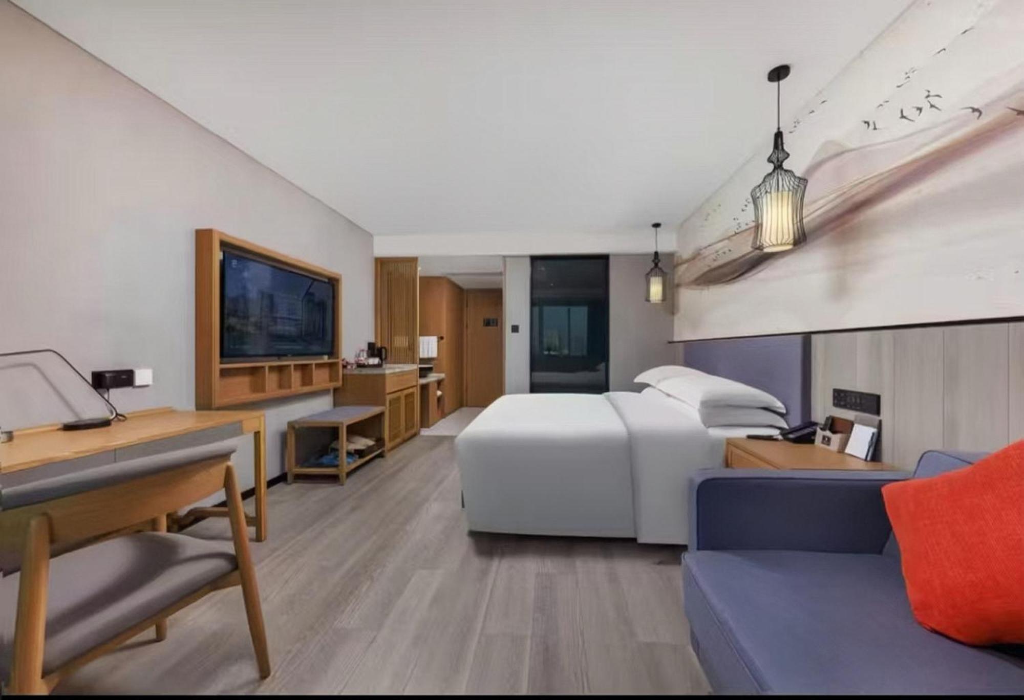 Mehood Lestie International Hotel Nancun Wanbo Metro Station Branch - Free Shuttle Bus To Canton Fair Complex During Canton Fair Period & Free Breakfast & Free Afternoon Tea & Free Midnight Snack & Free Vpn Internet Access Екстер'єр фото