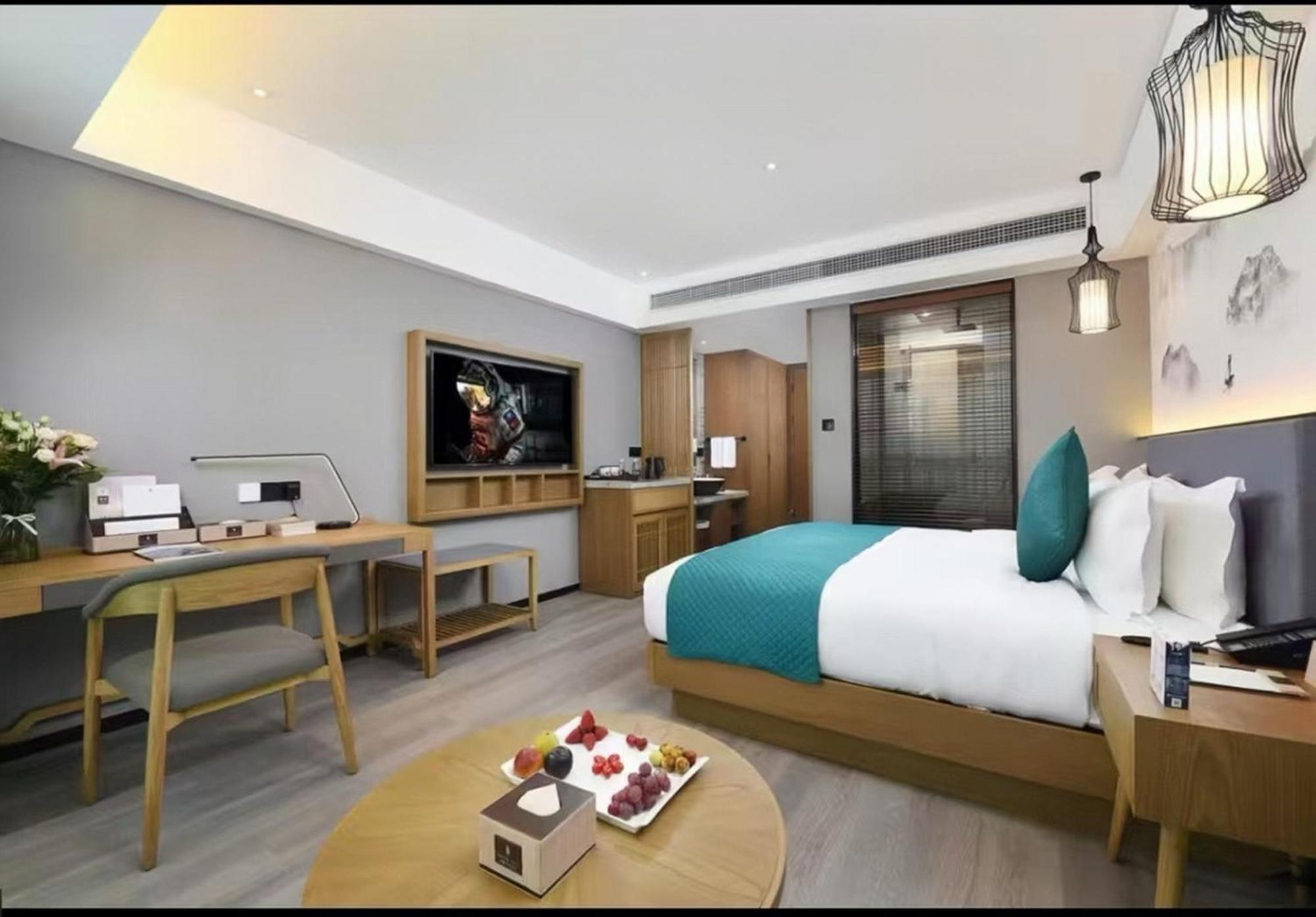 Mehood Lestie International Hotel Nancun Wanbo Metro Station Branch - Free Shuttle Bus To Canton Fair Complex During Canton Fair Period & Free Breakfast & Free Afternoon Tea & Free Midnight Snack & Free Vpn Internet Access Екстер'єр фото