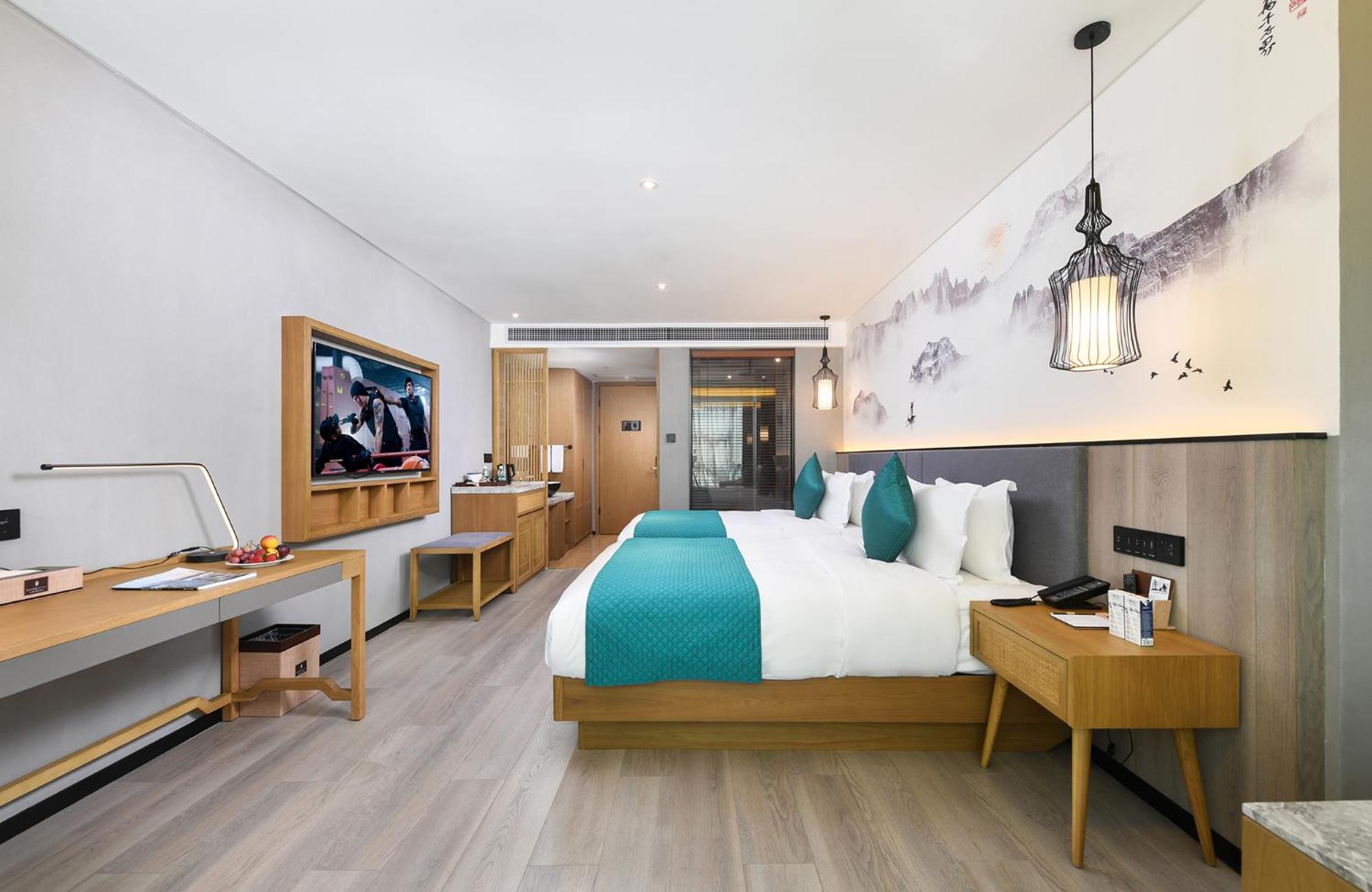 Mehood Lestie International Hotel Nancun Wanbo Metro Station Branch - Free Shuttle Bus To Canton Fair Complex During Canton Fair Period & Free Breakfast & Free Afternoon Tea & Free Midnight Snack & Free Vpn Internet Access Екстер'єр фото