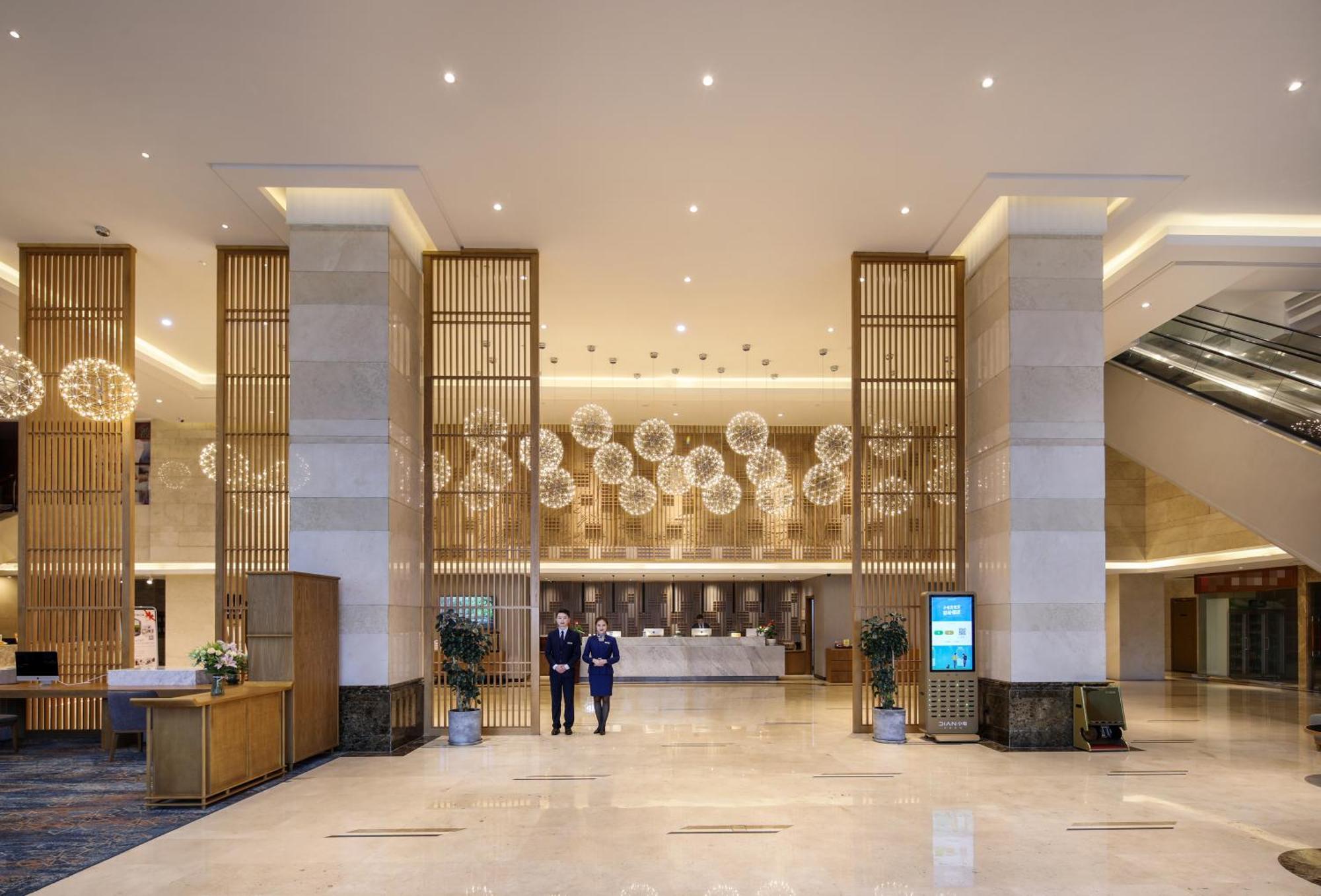 Mehood Lestie International Hotel Nancun Wanbo Metro Station Branch - Free Shuttle Bus To Canton Fair Complex During Canton Fair Period & Free Breakfast & Free Afternoon Tea & Free Midnight Snack & Free Vpn Internet Access Екстер'єр фото