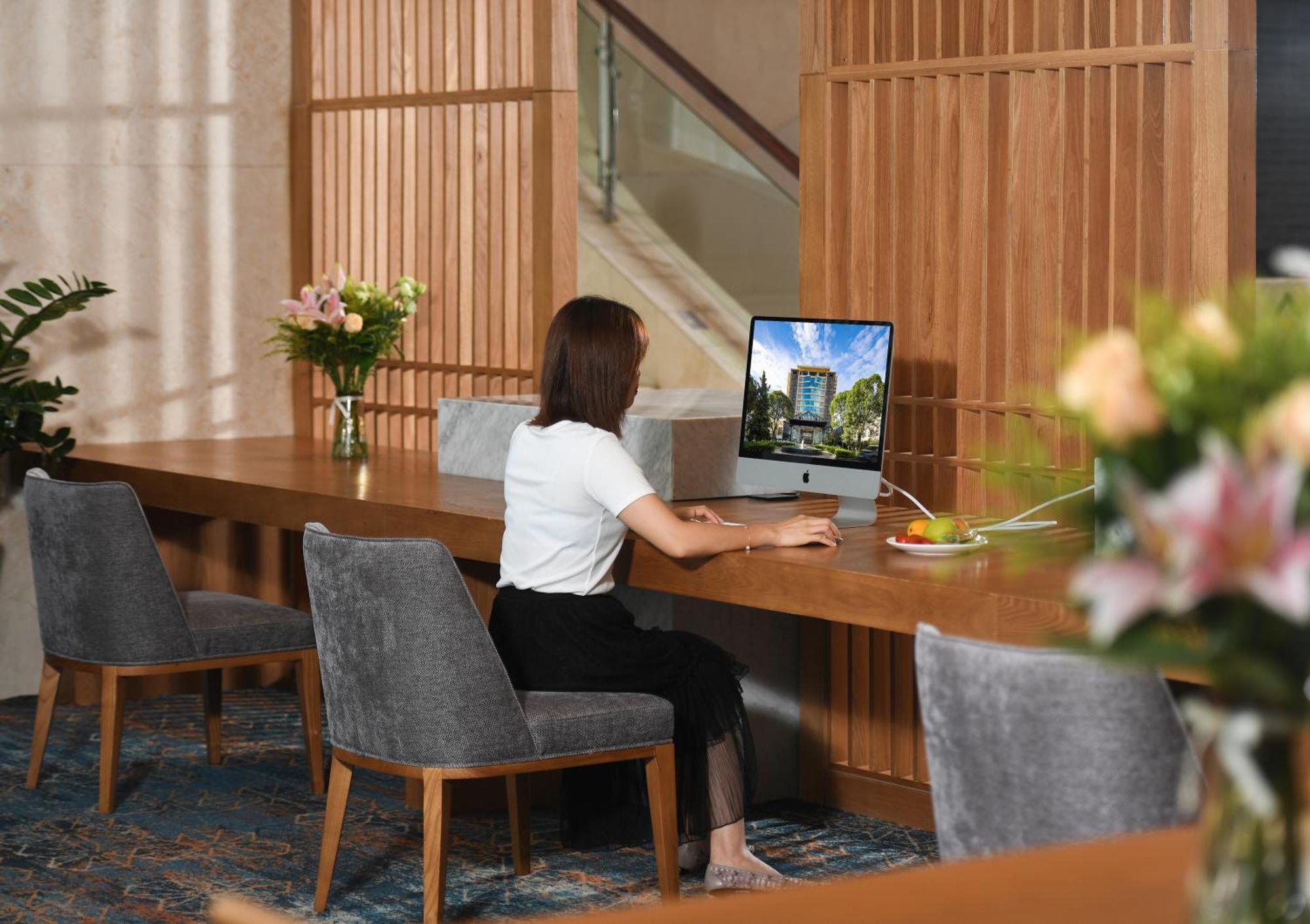 Mehood Lestie International Hotel Nancun Wanbo Metro Station Branch - Free Shuttle Bus To Canton Fair Complex During Canton Fair Period & Free Breakfast & Free Afternoon Tea & Free Midnight Snack & Free Vpn Internet Access Екстер'єр фото